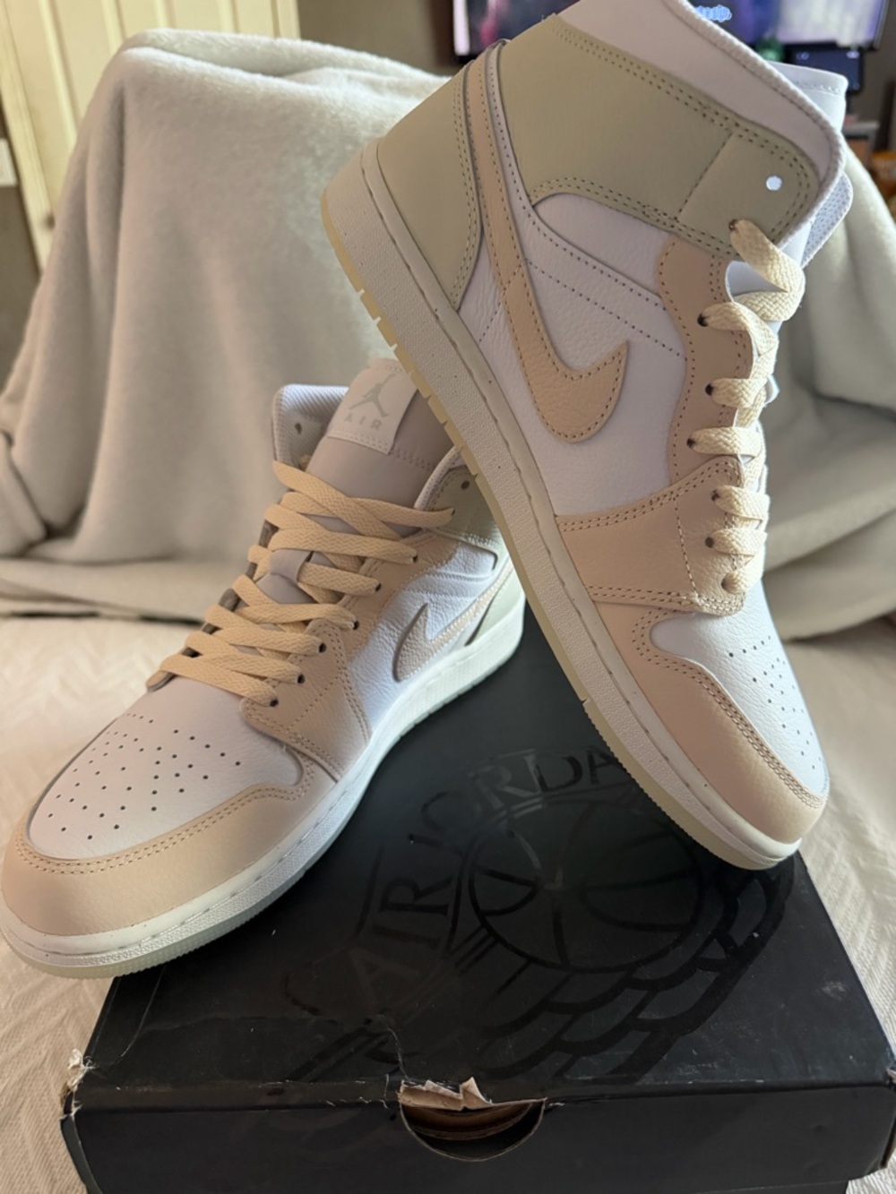 Air Jordan 1 Mid SE White/Guave Ice - Sea Glass